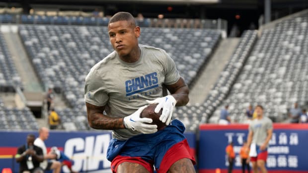Aug 18, 2023; East Rutherford, NJ, USA; The Carolina Panthers vs. the New York Giants in an NFL preseason game at MetLife Stadium. New York Giants Darren Waller before the start of the game.